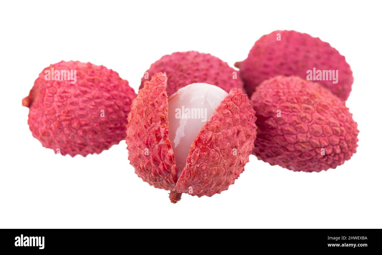 Litschi-Frucht isoliert auf weißem Hintergrund. Tropische exotische frische reife Früchte. Litchi chinensis. Beschneidungspfad Stockfoto
