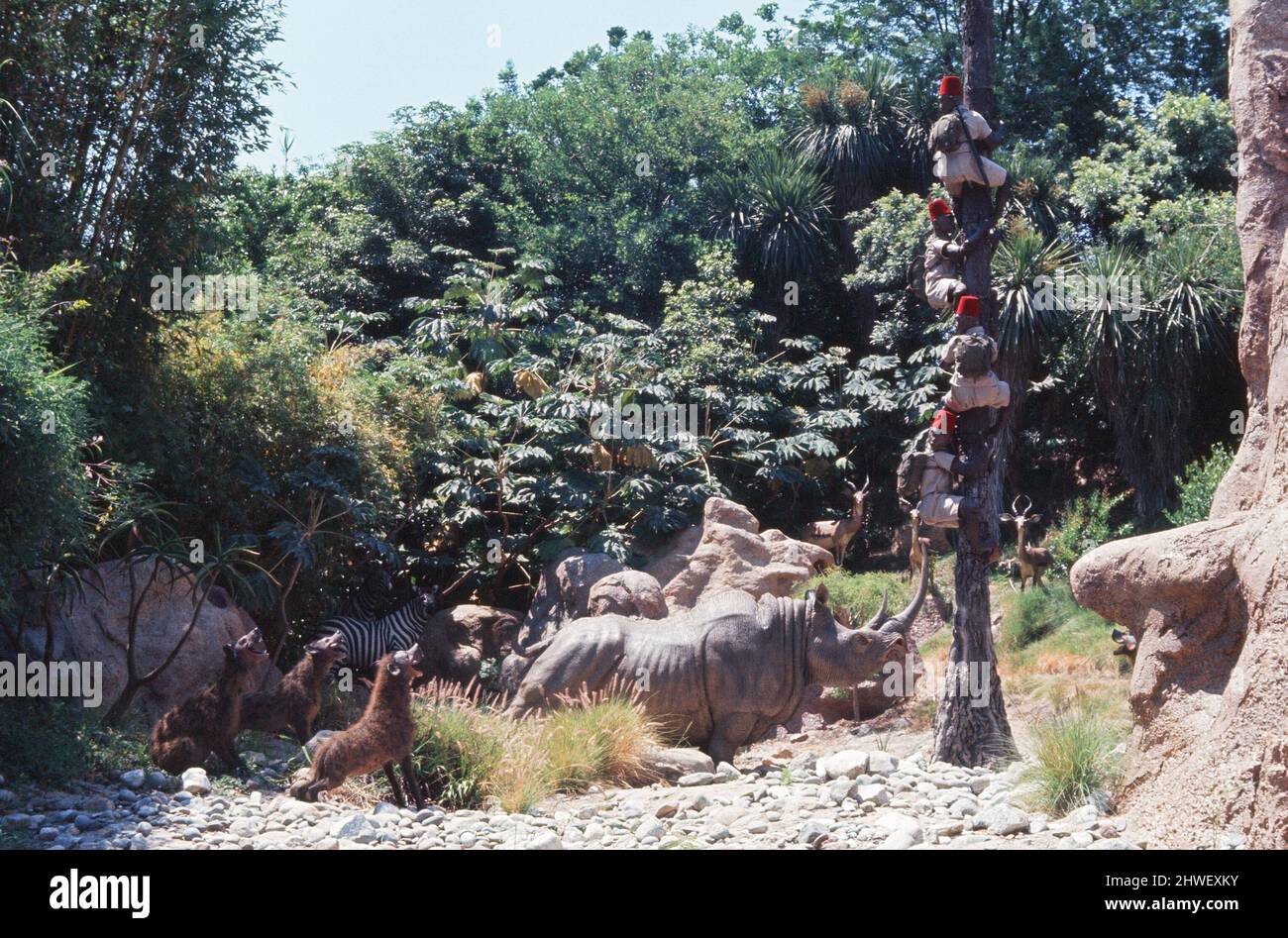 Szenen im Disneyland Themenpark in Anaheim, Kalifornien, USA. Dschungelszenen mit elektronisch betriebenen Tieren. Juni 1970. Stockfoto
