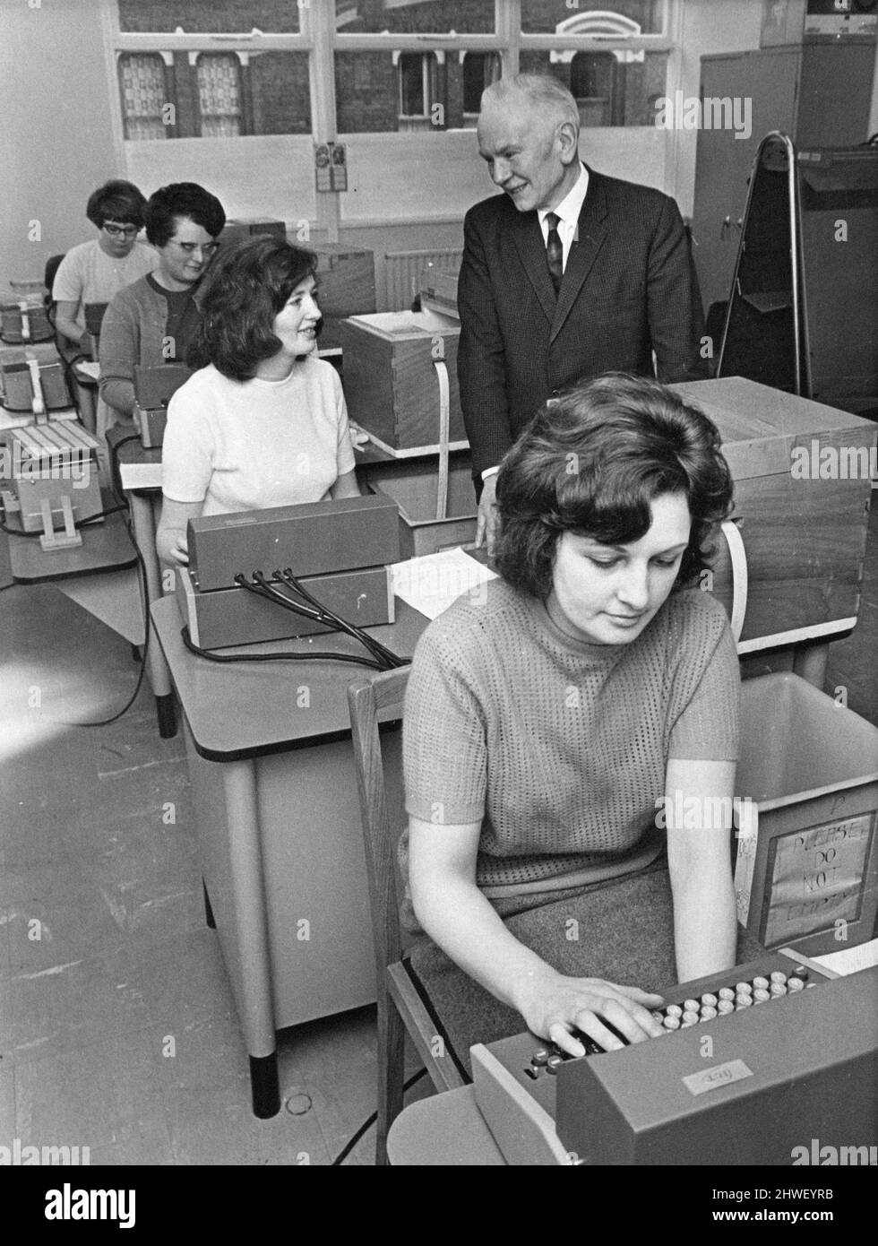 Morris spricht mit Betreibern des neuen Rechenzentrums in Liverpool, um 1970. Stockfoto