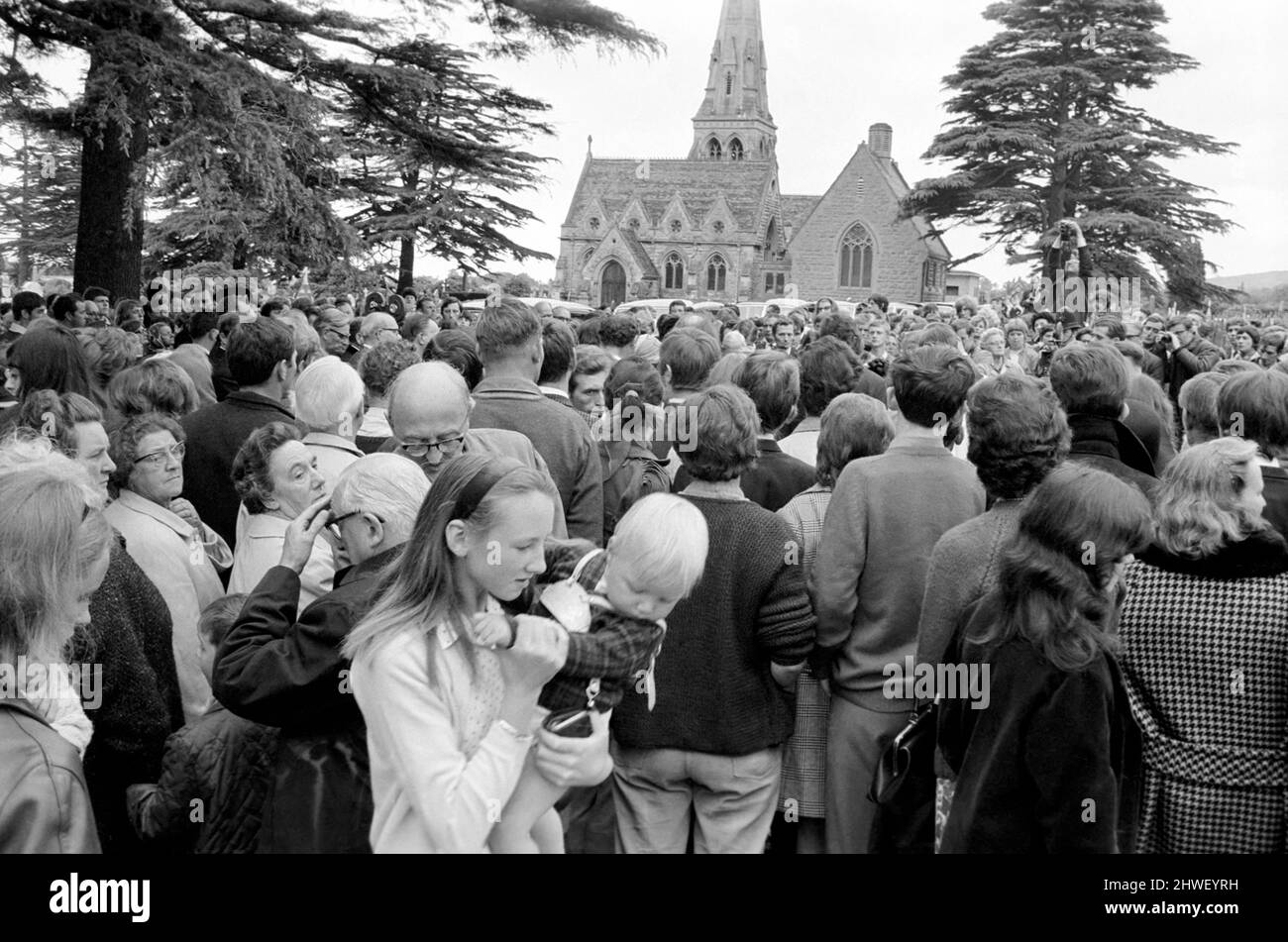 Rolling Stones: Fans bei der Beerdigung von Brian Jones in Cheltenham. 10. Juli 1969 Stockfoto