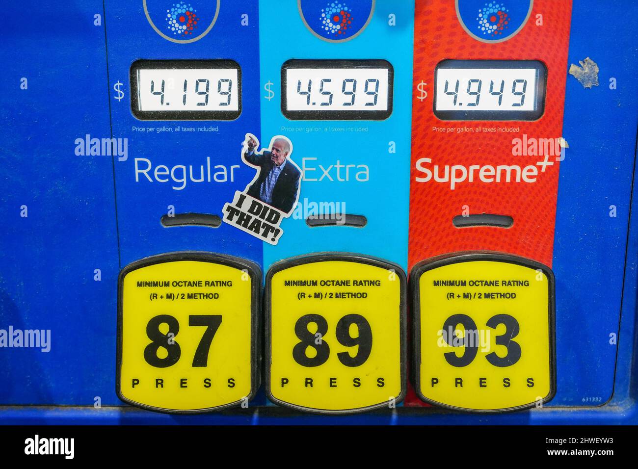 Ein Aufkleber, auf dem Präsident Joe Biden auf die Gaspreise hinweist, ist an einer Gaspumpe am 5. März 2022 an der Exxon-Tankstelle in Emmaus, Pennsylvania, zu sehen. Stockfoto
