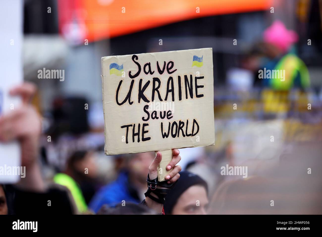 New York, USA. New York City, New York, Vereinigte Staaten: Demonstranten protestieren gegen die Invasion Russlands in die Ukraine. 5.. März 2022. Bei einer Kundgebung auf dem New Yorker Times Square heute Nachmittag. Quelle: Adam Stoltman/Alamy Live News Stockfoto