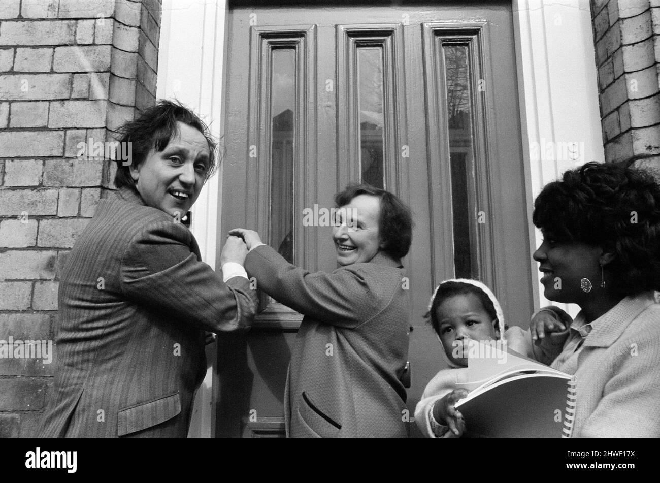 Der Komiker Ken Dodd eröffnet Wohnungen in der Ducie Street und der Beaconsfield Street, Toxteth, Liverpool. Zwei Häuser, eines in jeder Straße, wurden unter einem Team von Schutzhütten- und Planungsexperten zu Wohnungen umgebaut. Ken öffnet die Tür für einen der Mieter, nachdem er den Schlüssel für Frau Margaret Gibbs in der Ducie Street übergeben hat. 7.. April 1970. Stockfoto