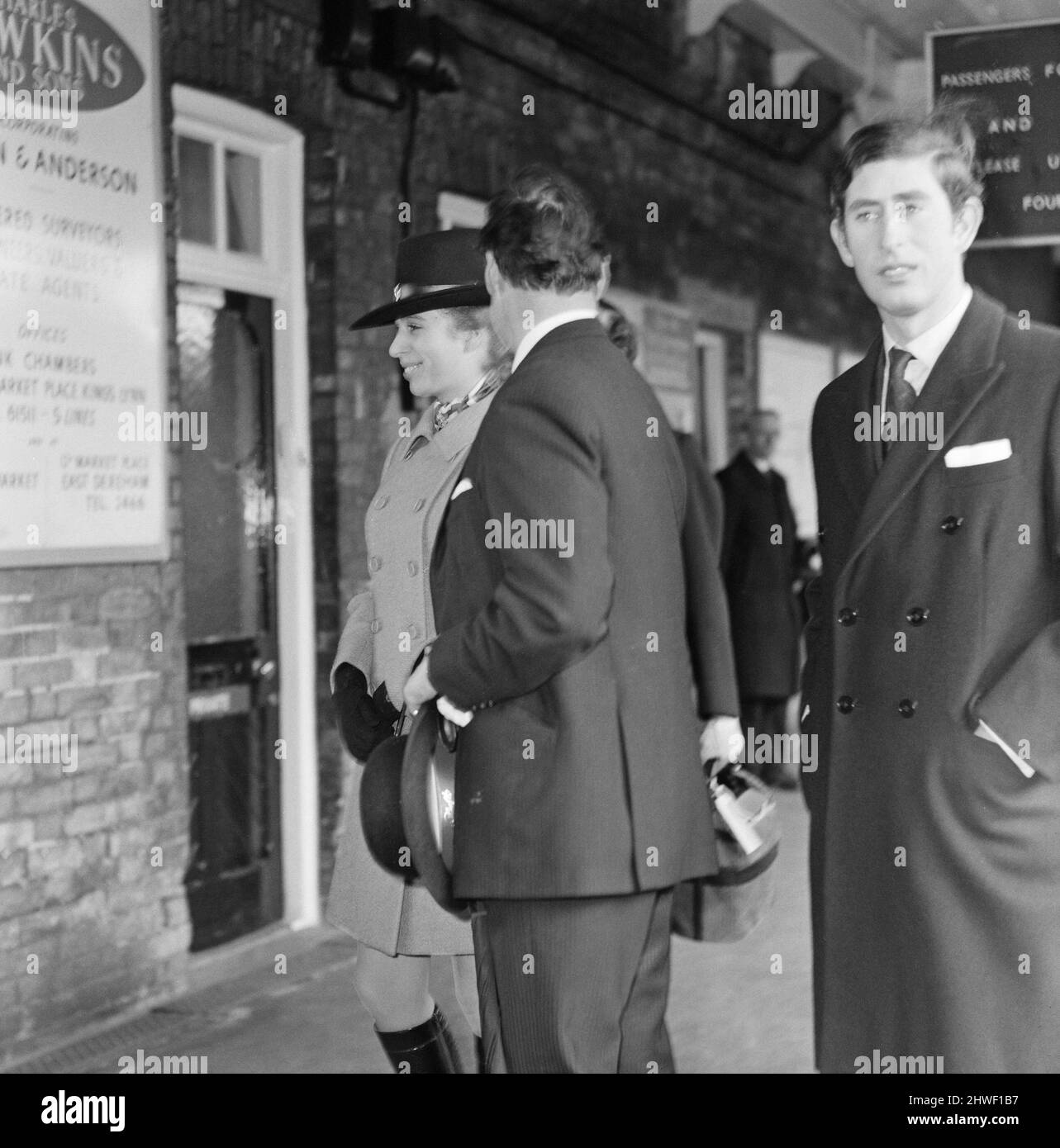 Die königliche Familie zu Weihnachten und Neujahr. Das Bild zeigt, wie Prinz Charles und Prinzessin Anne am Bahnhof Sandringham ankommen, nachdem sie den Royal Train vom Bahnhof Liverpool Street genommen haben. Sie sind bei der königlichen Familie, die ihr neues Jahr in Sandringham, Norfolk, verbringen wird. Bild aufgenommen am 30.. Dezember 1970 Stockfoto