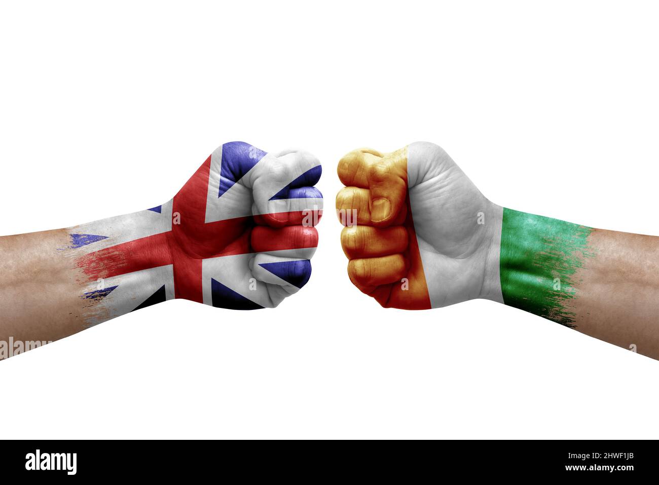 Zwei Hände schlagen sich gegenseitig auf weißem Hintergrund zu. Länderflaggen bemalten Fäuste, Konfliktkrisenkonzept zwischen Großbritannien und der Elfenbeinküste Stockfoto