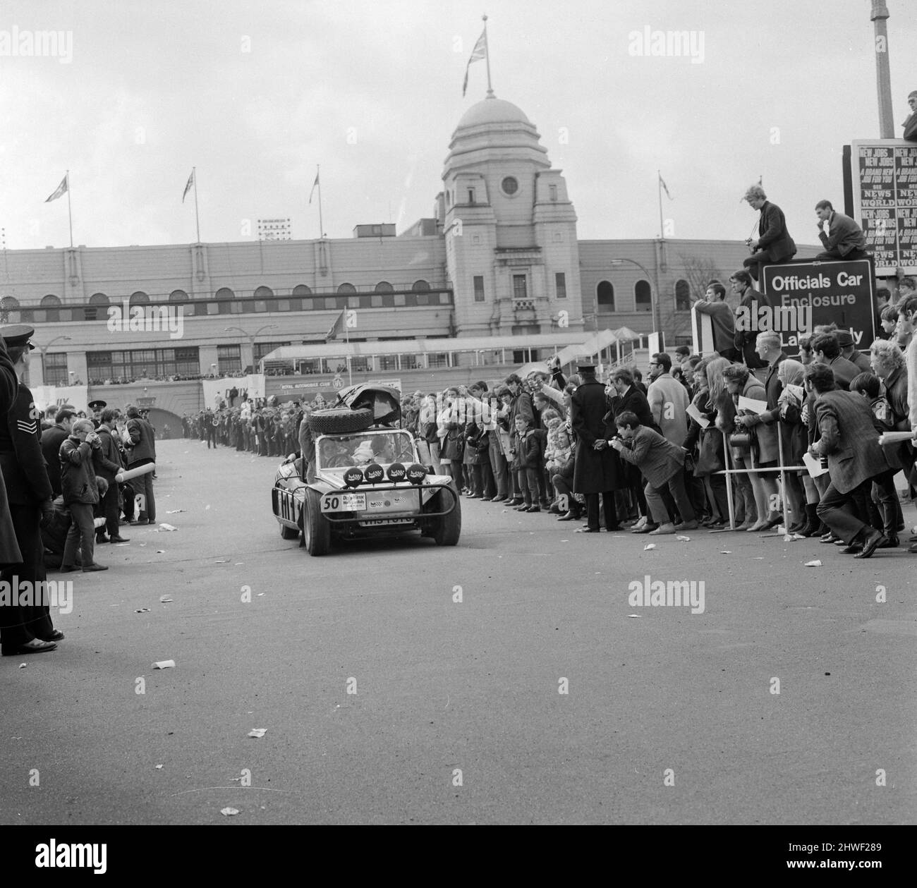 1970 Rallye London nach Mexiko-Weltmeisterschaft. Die Motorrallye startete am 19. April 1970 im Wembley Stadium in London und endete am 27. Mai 1970 in Mexiko-Stadt, wo sie etwa 16.000 Meilen zurücklegen konnte. Im Bild: Start of Race, Wembley Stadium, London, 19.. April 1970. Teilnehmer Nr. 50, JC Caulcutt (UK) fährt einen Volkswagen Beach Buggy. Stockfoto