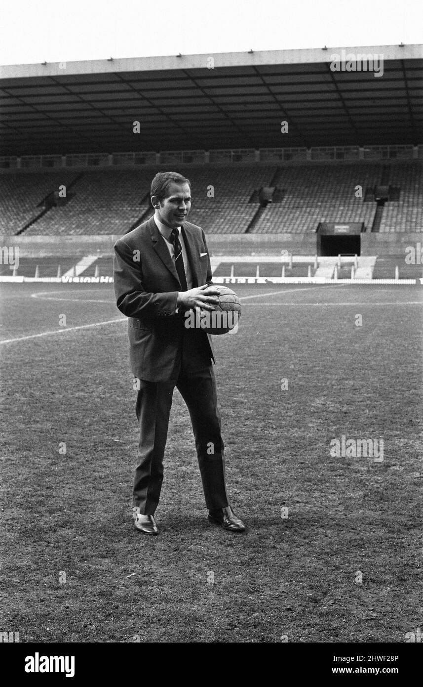 Wilf McGuinness, Manchester United Assistant Trainer & Coach wird ihr nächster Manager und Chief Coach, wie auf der Pressekonferenz, Old Trafford, Mittwoch, 9.. April 1969, bekannt gegeben wurde. Sir Matt Busby wird bis zum Ende der Saison als Teamleiter weiterarbeiten und dann die Position des General Managers übernehmen. Stockfoto