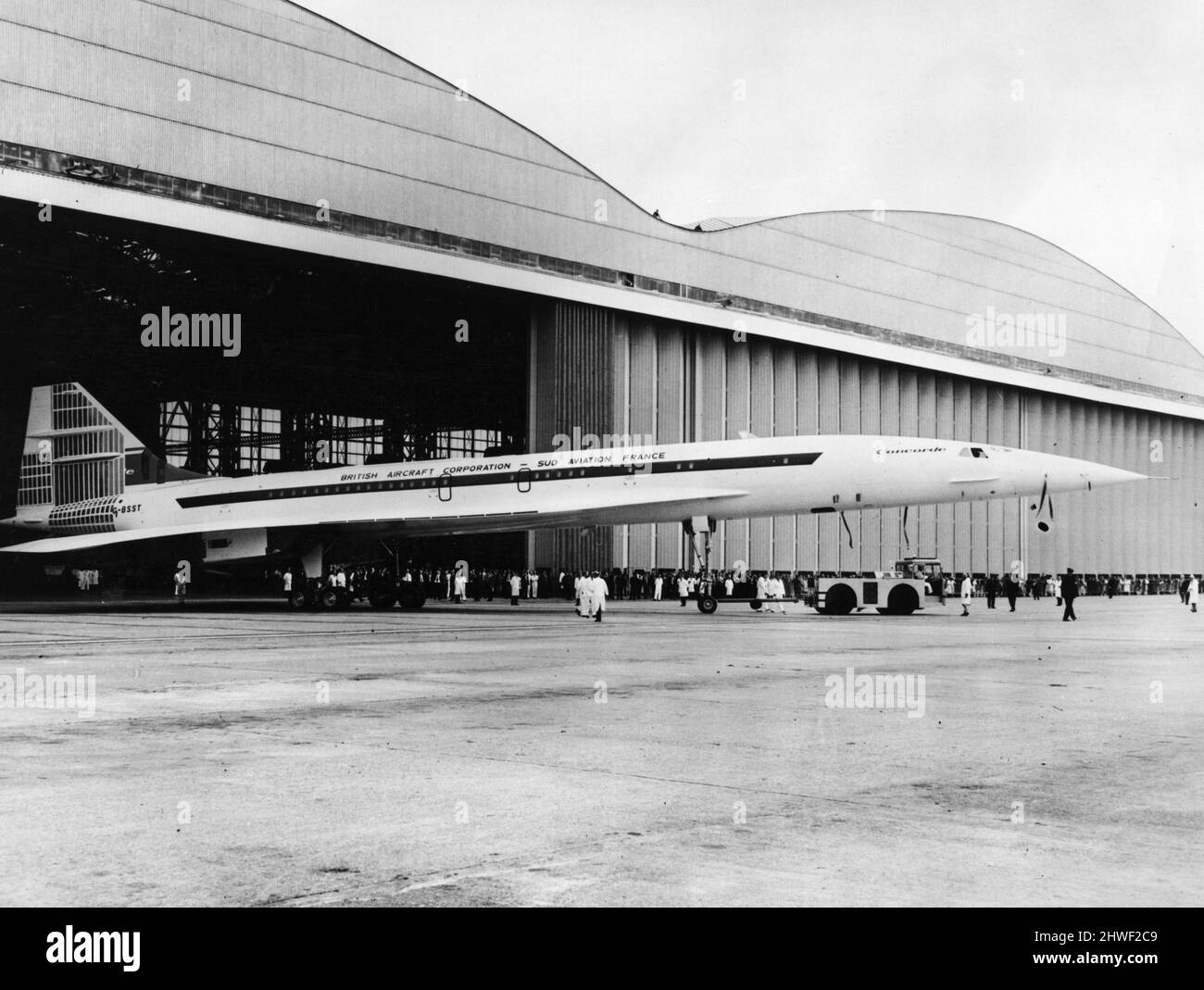 Der britische Concorde 002-Prototyp wird aus seinem Aufhänger, in dem er im Werk der British Aircraft Corporation in Filton, Bristol, gebaut wurde, ausgerollt. Vor dem Erstflug wird er noch mehr getestet. 1.. April 1969. Stockfoto