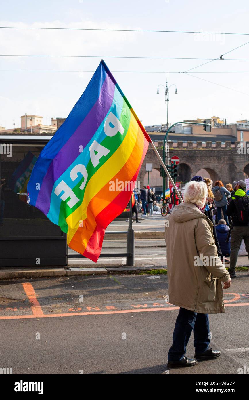 Der Protestierende hält während einer Kundgebung gegen die russische Invasion in der Ukraine in Rom eine Regenbogenfahne des Friedens. (Foto von Stefano Costantino / SOPA Images/Sipa USA) Stockfoto