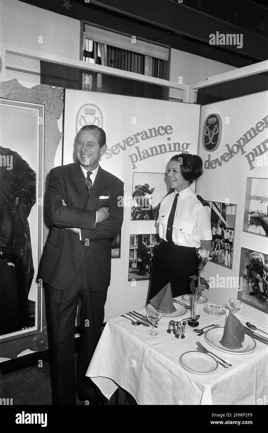 Prinz Philip, Herzog von Edinburgh, abgebildet während eines Besuchs in Birmingham, bei einer Jugendausstellung in Lewis' Kaufhaus. Birmingham, West Midlands. 12.. November 1970. Stockfoto