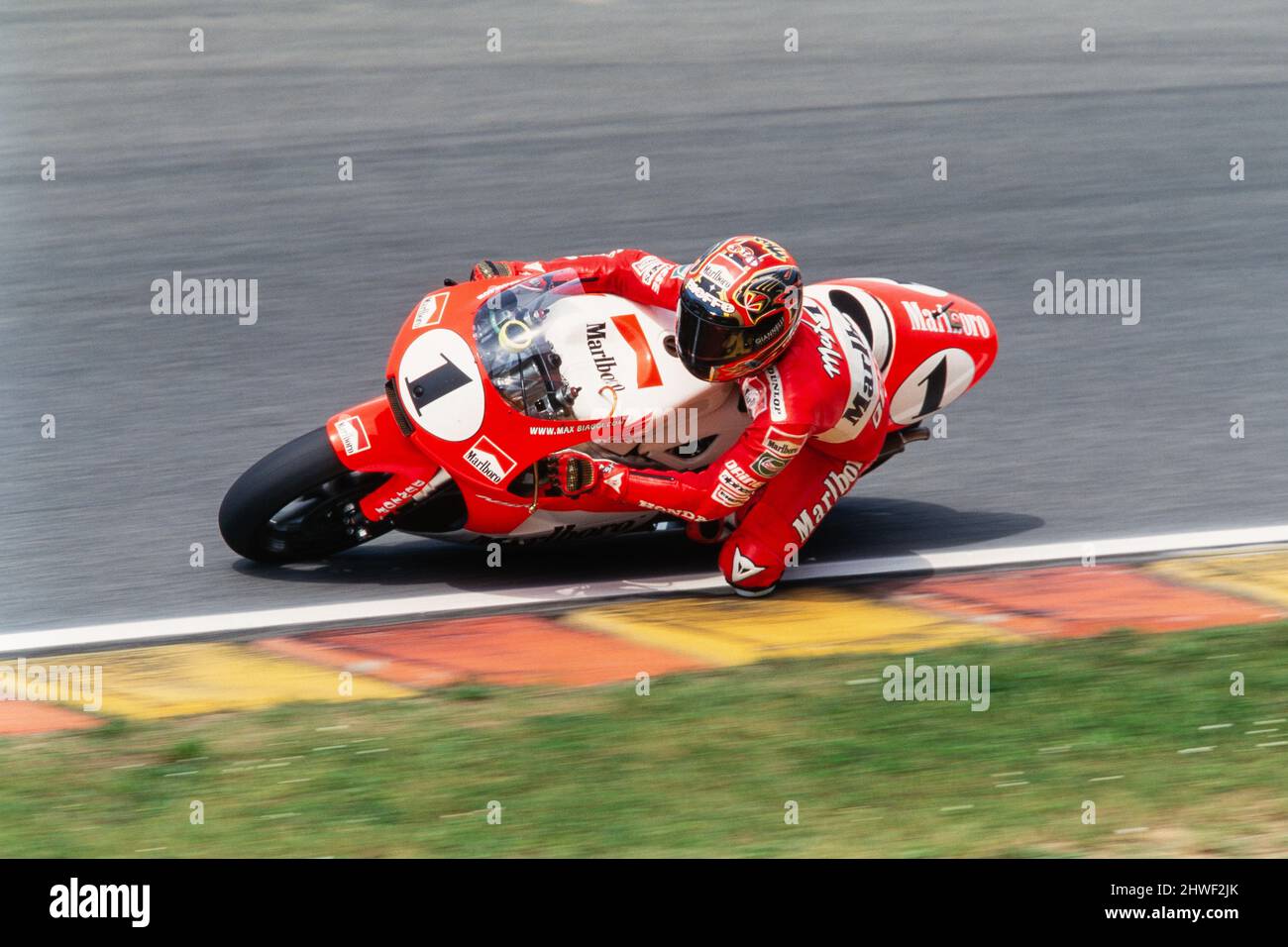 Massimiliano 'Max' Biaggi (ITA), italienischer Motorradrennfahrer, Motorrad-Weltmeisterschaft 1997, #1 Marlboro Honda NSR 250 ccm. Stockfoto