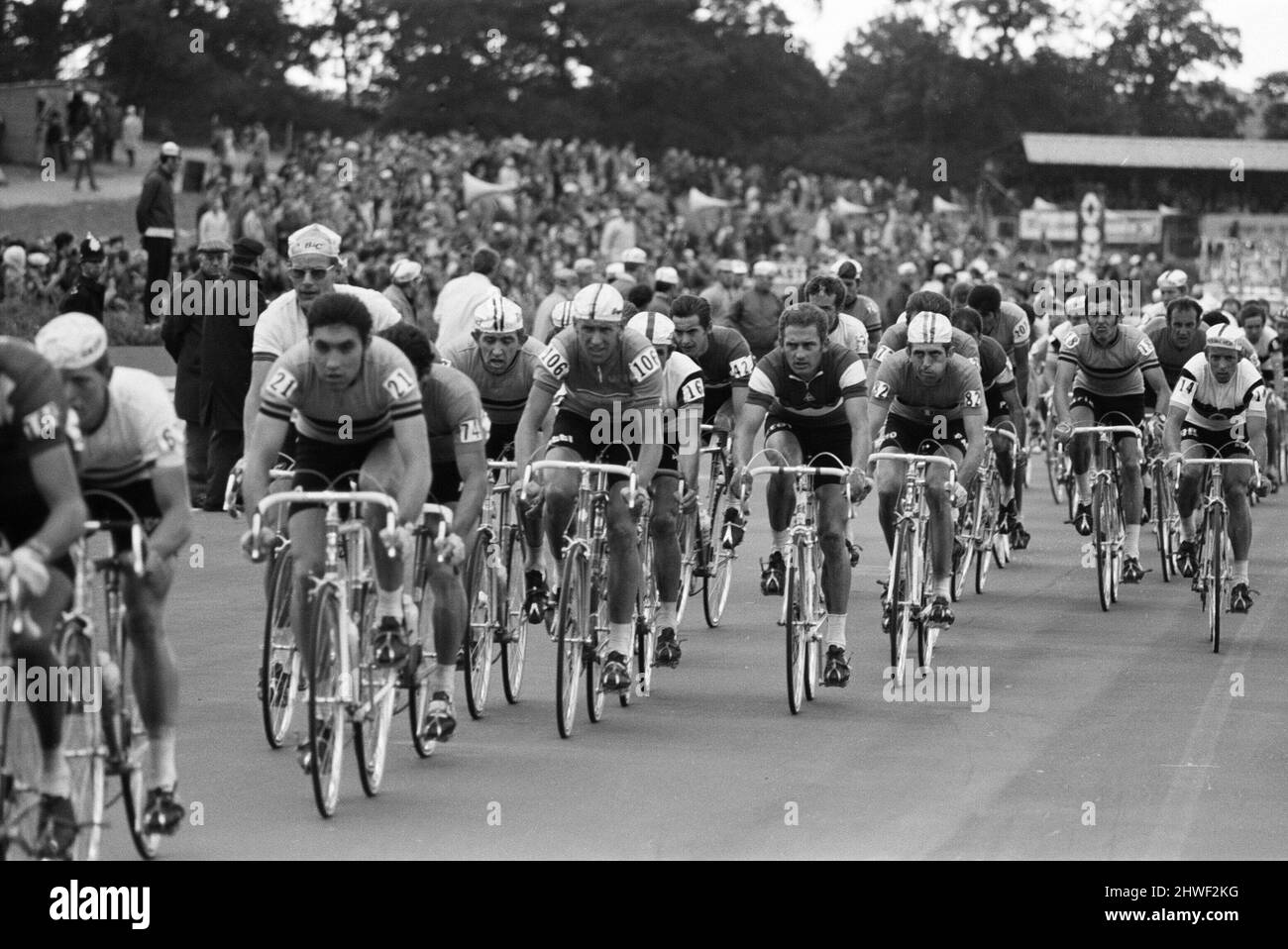 Eddy Merckx (Belgien-Fahrer Nummer 21 - 3. von links) im Bild, der bei den Weltmeisterschaften im Mallory Park in Leicester, Leicestershire, England, teilnimmt und 29. beendete. Der Gewinner war der belgische Landsmann Jean-Pierre Monsere in 6 Stunden 33 Minuten 58seconds. In seiner Karriere erzielte Eddy 525 Karrieresiege, die von einem Radprofi am meisten zu verzeichnen sind. Er gewann das Doppel der Tour de France - Giro d'Italia in den Jahren 1970, 1972 und 1974. Er gewann den Giro d'Italia - Vuelta a Espana Doppel im Jahr 1973. Er hat 34 Etappensiege der Tour de France (den Rekord), darunter sechs Etappen in den Jahren 1969 und 1972 und acht Stockfoto