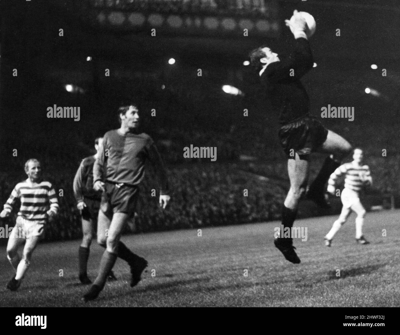 Celtic gegen Basel European Cup Spiel im Celtic Park 1. Oktober 1969. Basler Torhüter Marcel Kuns rettet souverän vor Harry Hood Endnote: Celtic 2-0 Basel Stockfoto