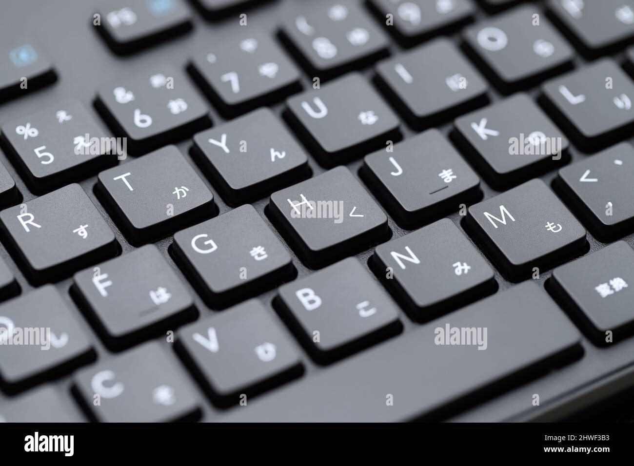 Nahaufnahme der Computertastatur. Alphabetische und japanische hiragana Tastatur eingeben. Stockfoto