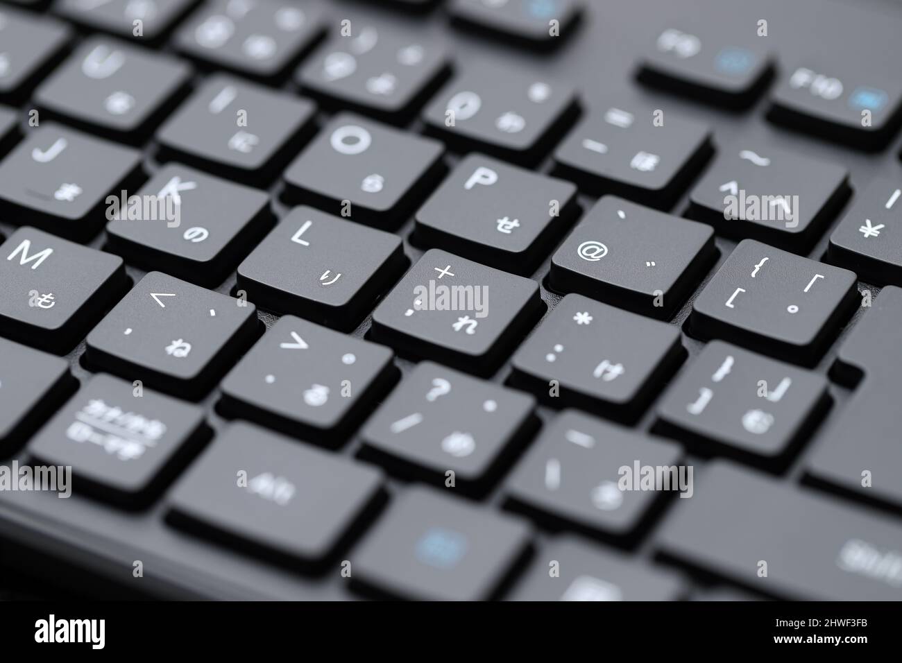 Nahaufnahme der Computertastatur. Alphabetische und japanische hiragana Tastatur eingeben. Stockfoto