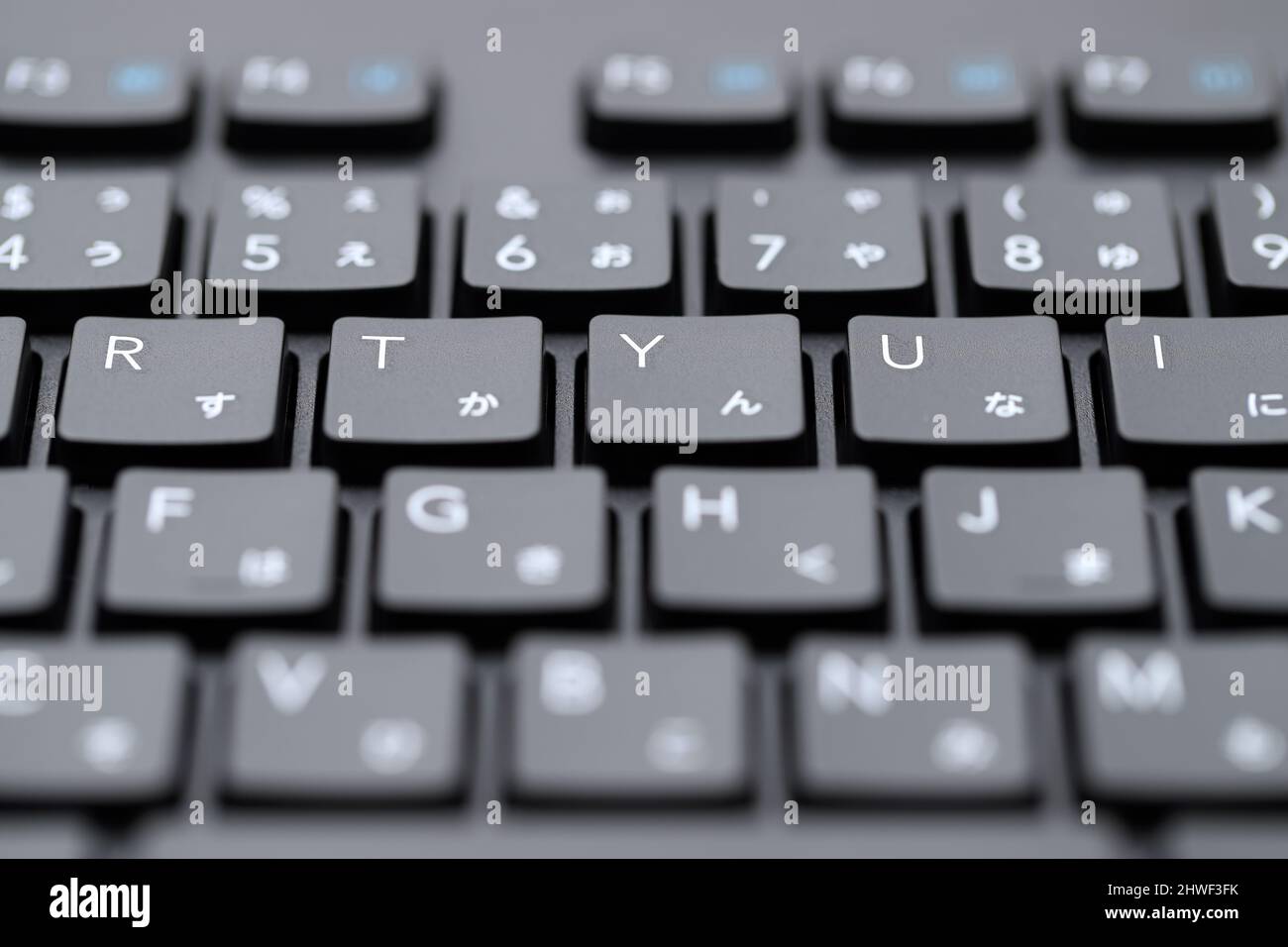 Nahaufnahme der Computertastatur. Alphabetische und japanische hiragana Tastatur eingeben. Stockfoto