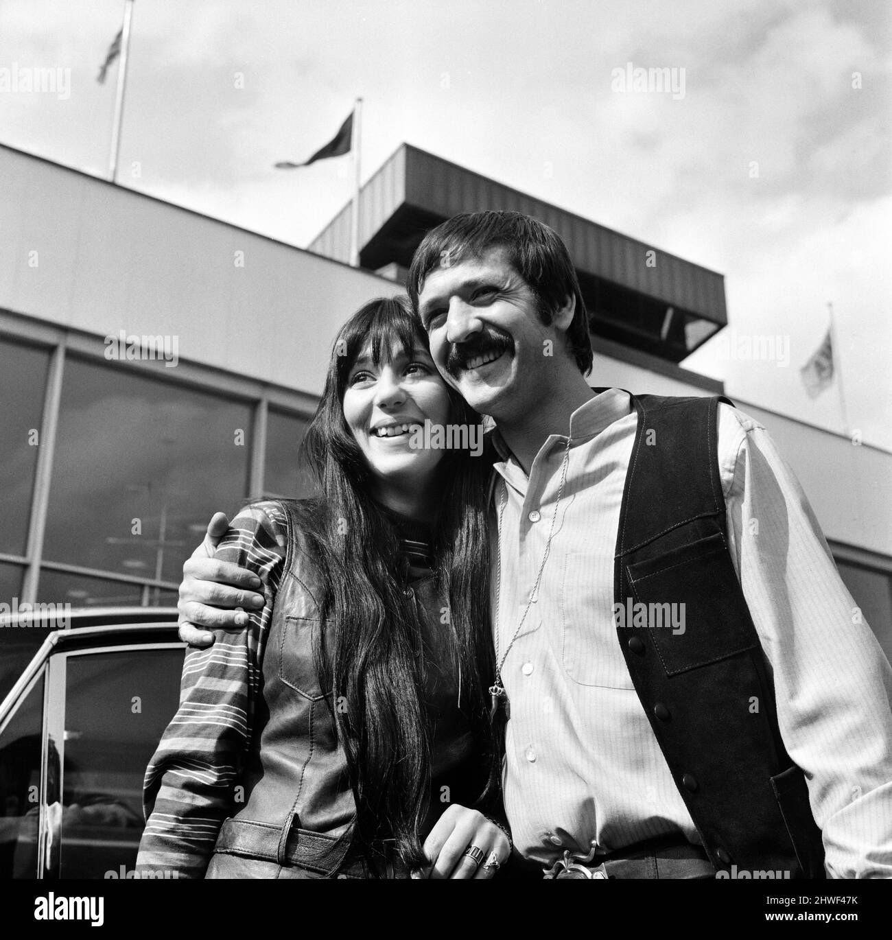 Die amerikanischen Popsänger Sonny und Cher bei der Ankunft am Flughafen Heathrow. 5.. April 1969. Stockfoto