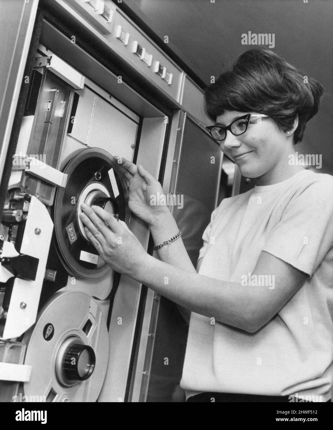 Ann Boardman, 20, wechselt eine Bandrolle auf dem Computer, ca. 1970. Stockfoto