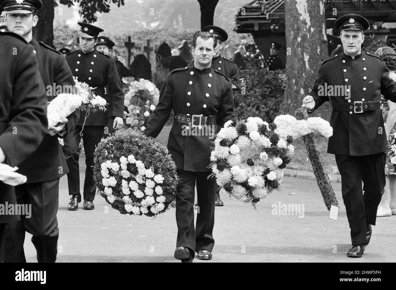 Die Beerdigung der fünf Feuerwehrmänner, die in der vergangenen Woche in Dudgeons Wharf, East London, nach einer Explosion in einem stillstehenden Öllagerdepot auf der Isle of Dogs getötet wurden.An diesem Donnerstagnachmittag, dem 17. Juli, brach Ein Feuer aus, das am Ufer der Themse liegt und abgerissen wird. Feuerwehrmannschaften kamen von den Feuerwachen Millwall, Cannon Street und PoplarÕs Brunswick Road an, um sicherzustellen, dass es draußen war, aber ein Funke explodierte in einem der Panzer und stürzten die Besatzung (die oben auf einem der Panzer gestanden hatte) in den Tod. Die Brigade Beerdigung Service für Feuerwehrleute Micha Stockfoto