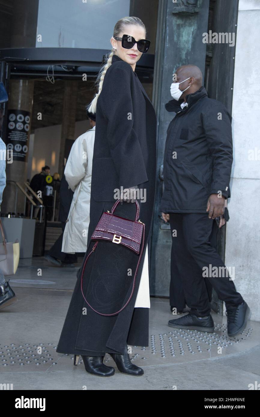 Paris, Frankreich. 5.. März 2022. Caroline Daur nimmt an der Elie Saab