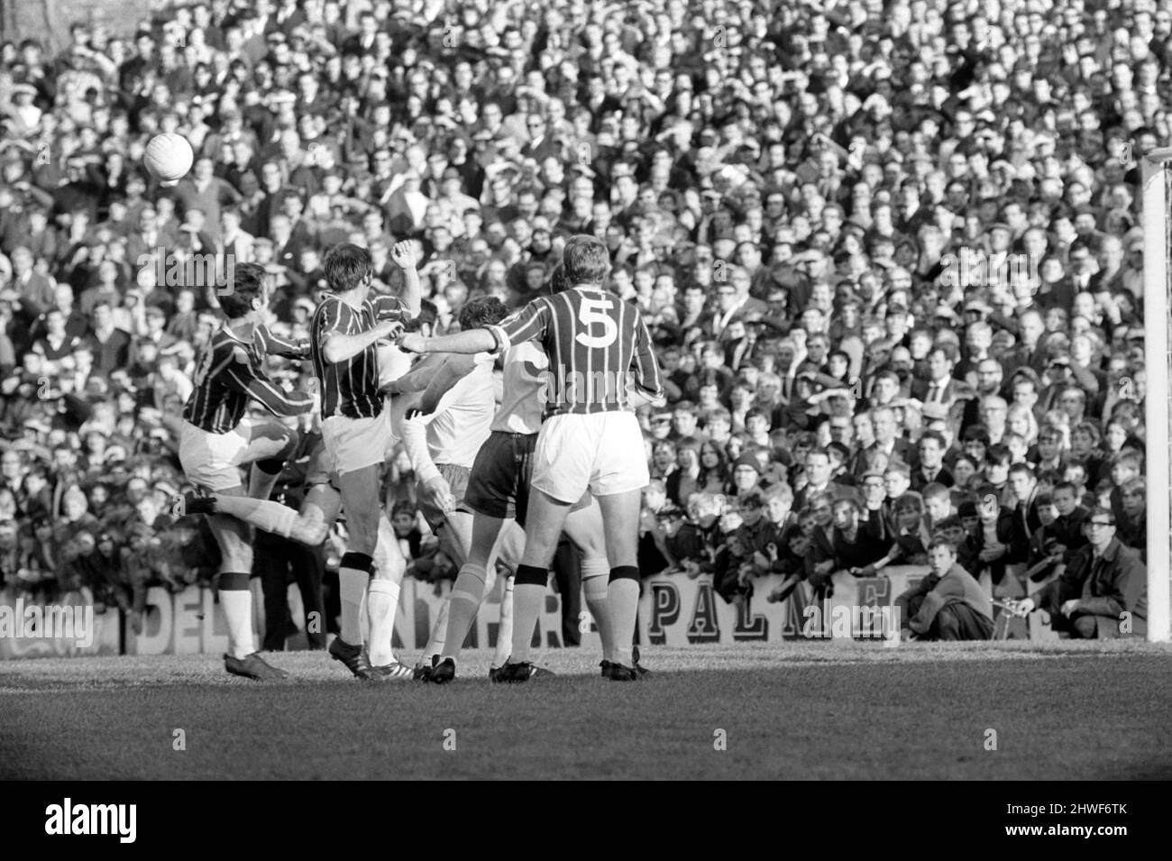 Sport: Fußball: Crystal Palace v. Arsenal. Arsenal-Stürmer John Radford wird in einem Headduell mit Palace-Spieler Hynde gesehen. 1969 Z10529.-043. November Stockfoto