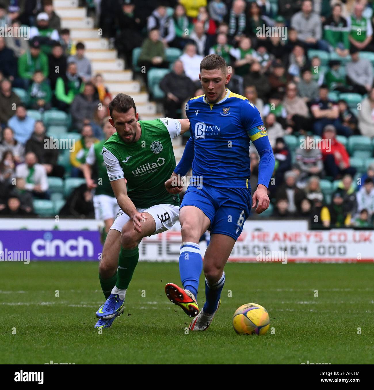 Easter Road Stadium, Edinburgh.Schottland UK.5.. März 22 Hibernian vs St Johnstone Cinch Premiership Match. Chris Doidge, walisischer Stürmer von Hibs, streikt mit Liam Gordon (#6) von St. Johnstone FC Credit: eric mccowat/Alamy Live News Stockfoto