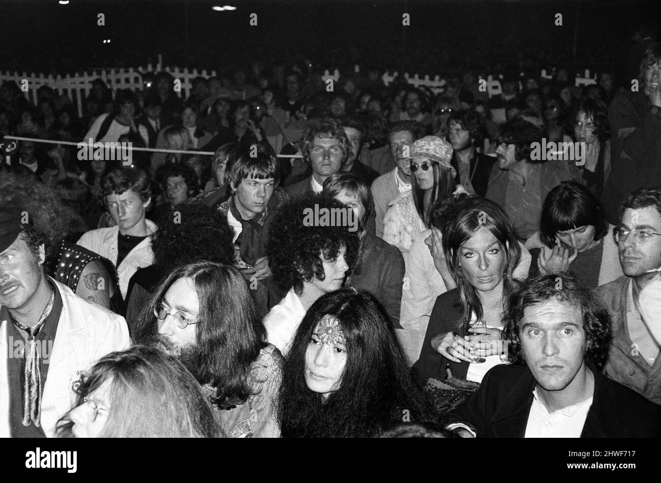 John Lennon und Yoko Ono im Publikum des Isle of Wight Pop Festivals. 30.. August 1969. Stockfoto