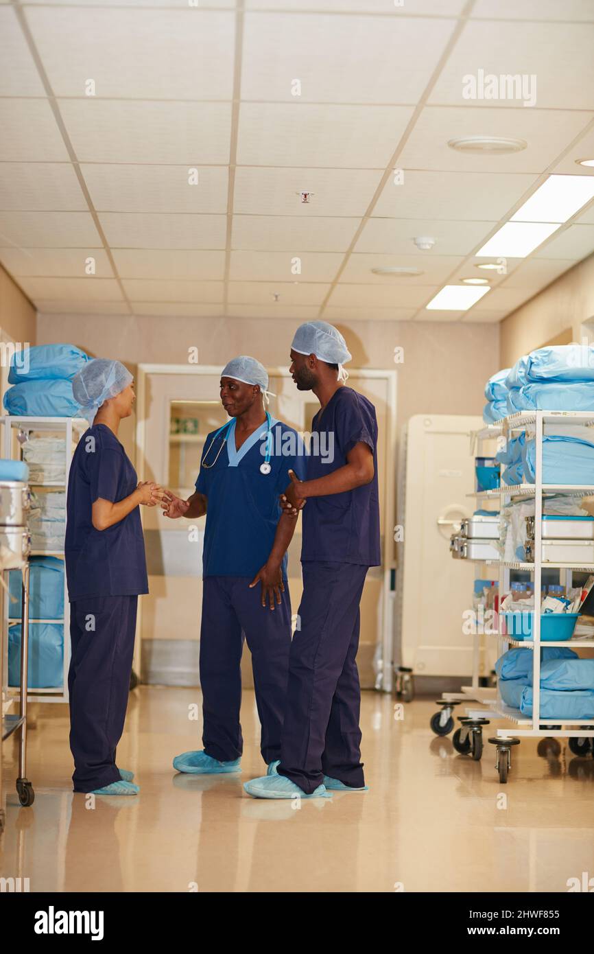 Sprechende Medicare. In voller Länge Aufnahme von medizinischem Personal in einem Krankenhaus. Stockfoto