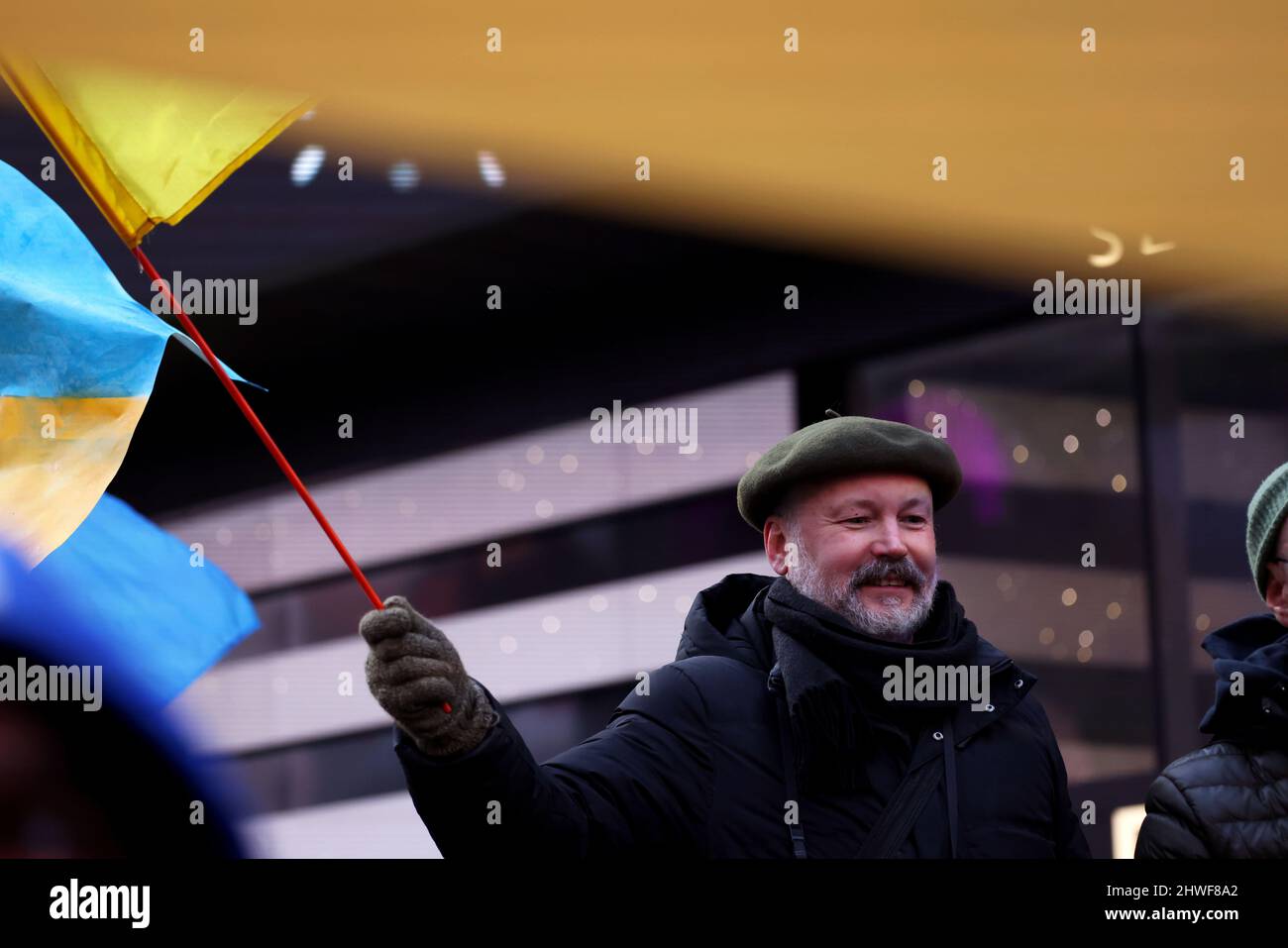 New York, USA. New York City, New York, Vereinigte Staaten: Demonstranten protestieren gegen die Invasion Russlands in die Ukraine. 5.. März 2022. Bei einer Kundgebung auf dem New Yorker Times Square heute Nachmittag. Quelle: Adam Stoltman/Alamy Live News Stockfoto