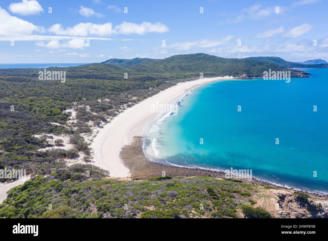 Die Luftaufnahme von Long Beach auf Queensland Great Keppell Island zeigt die erstaunlichen tropischen Strände in der Gegend. Stockfoto