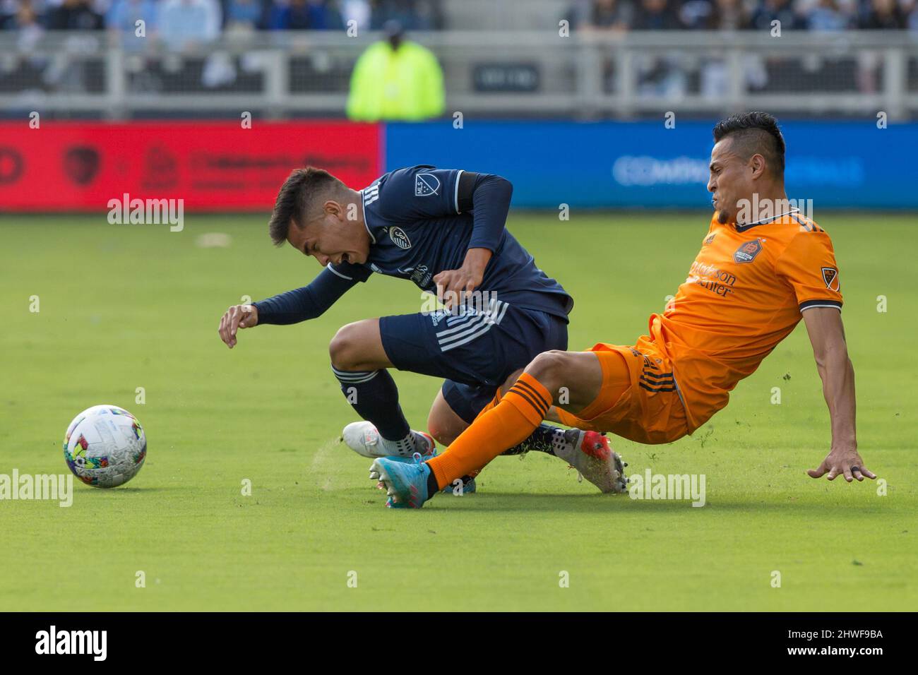 Kansas City, Kansas, USA. 4. März 2022. Houston Dynamo-Mittelfeldspieler Darwin Ceren #24 (r) räumt in der ersten Spielhälfte einen Elfmeterstoß gegen den Sporting KC-Mittelfeldspieler Felfelam Hernandez #21 (l) ein. (Bild: © Serena S.Y. Hsu/ZUMA-Pressdraht) Stockfoto