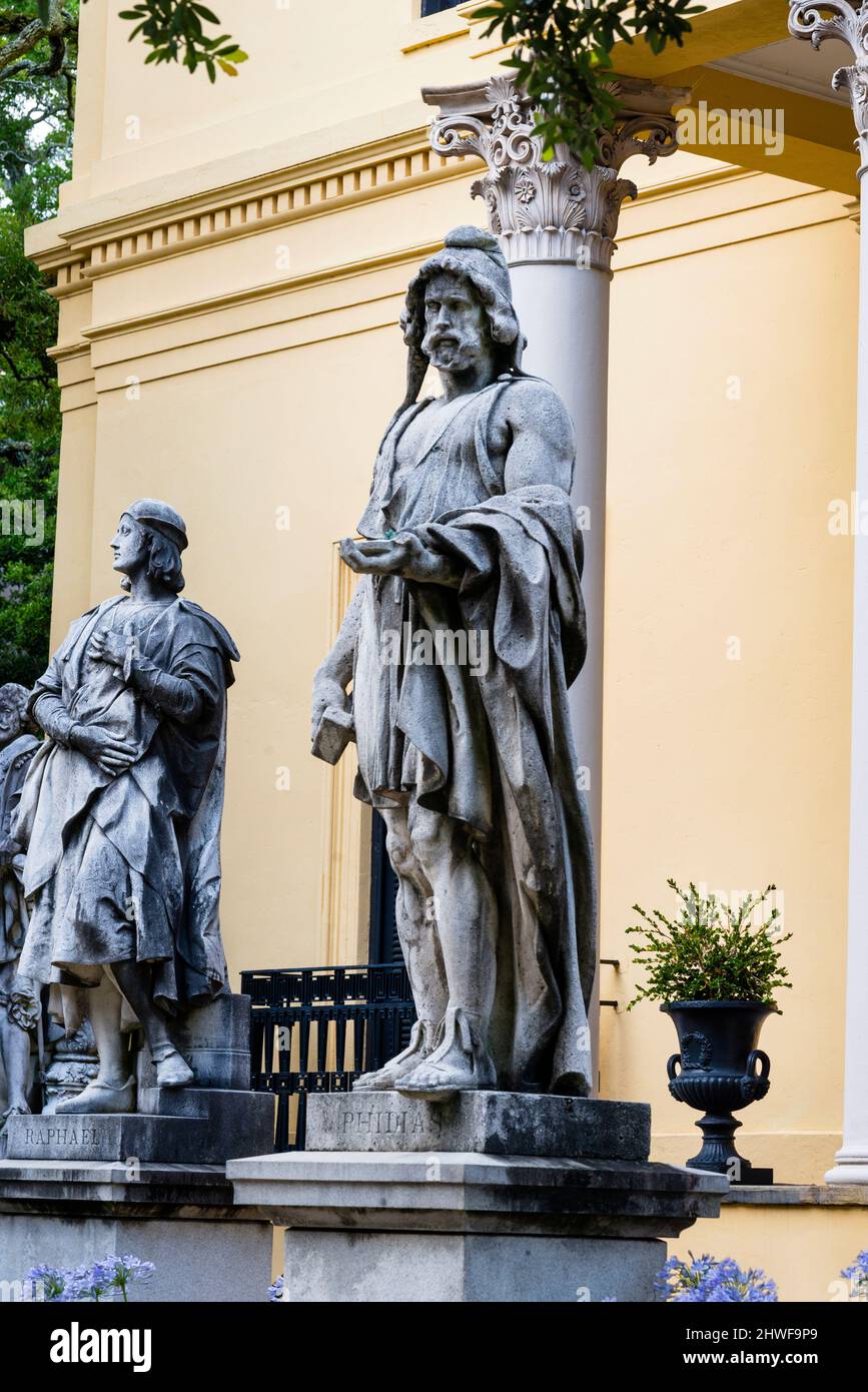 Statuen von Raphael und Phidias von Victor Tilgner an der Telfair Academy of Arts and Sciences in Savannah, Georgia. Stockfoto