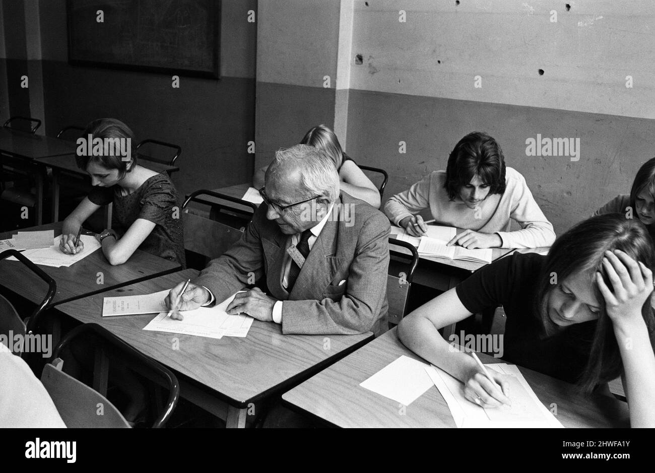 Der 74-jährige Otto Elias, der heute seinen Geburtstag gefeiert hat, indem er für die O-Stufen von G.C.E in Mathematik saß. Die Studenten im Bild mit ihm saßen heute nicht an der Prüfung. 12.. Juni 1969. Stockfoto