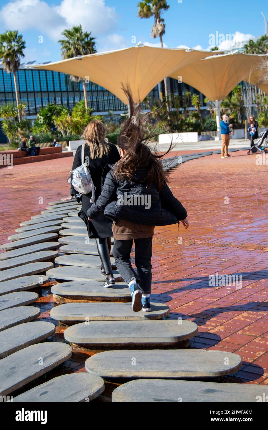 Mutter und Tochter beim Spaziergang in Lissabon im Parque das Nações. Frauen gestärkt. Alleinerziehende Mutter, die mit ihrer Tochter reist. Stockfoto