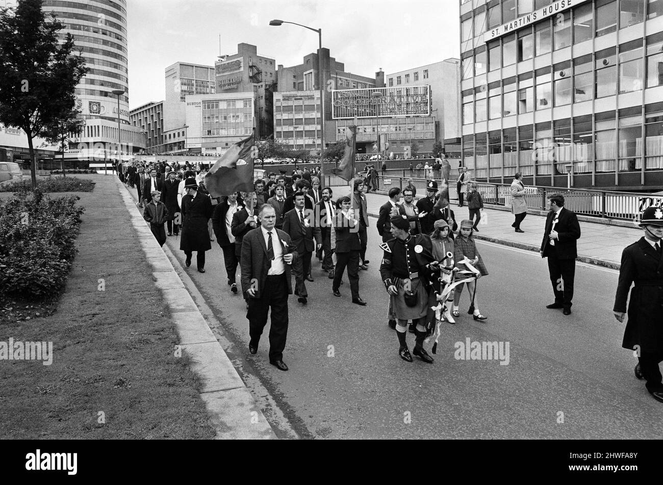 Irischer marsch im Stadtzentrum von Birmingham, West Midlands. Am marsch nehmen Robert Daly, 13, seine Schwester Rita, 10 Jahre alt, und Bernadette Barnett Teil, Drei Cousins von Gerald McAuley, 11 Jahre alt (nicht alle auf dem Foto zu sehen), der eine Woche zuvor in Belfast getötet wurde. Schätzungsweise 3000 Männer, Frauen und Kinder nahmen an diesem nordirischen bürgerrechtsmarsch Teil. 20.. August 1969. Stockfoto