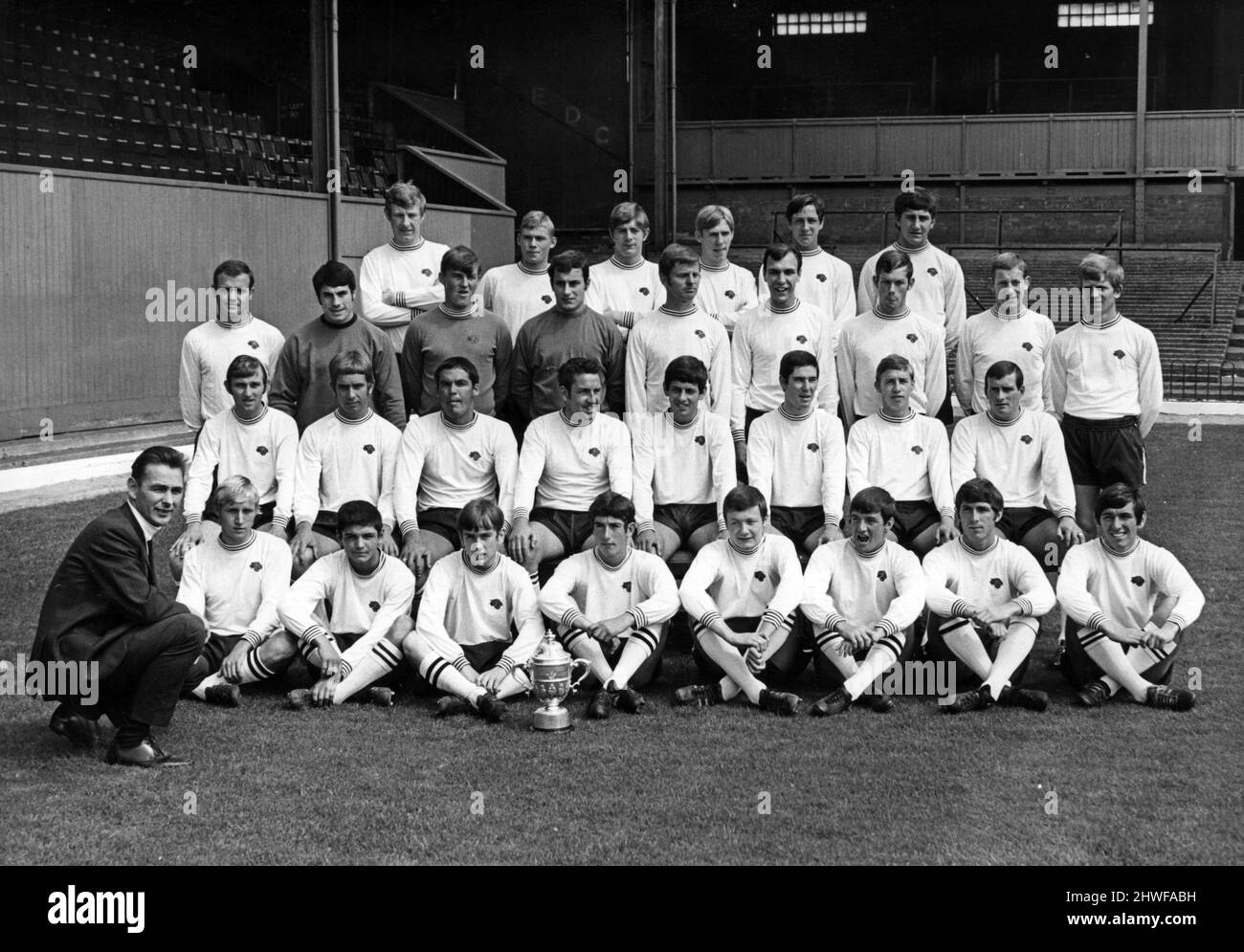Derby County spielt Mitarbeiter für die Saison 1969-1970. Hintere Reihe, von links nach rechts, Ein Hinton, R Brooks, T Kane, J. McCluskey, R. Patrick, R. McFarland. 2. Reihe von hinten, von links nach rechts, A Stewart, L Green, K Boulton, A Ludzic, P Wright, T Rhodes, P Daniel, J Walker, Ein Durban. 3. Reihe von hinten, von links nach rechts, J Richardson, G Bourne, F Wignall, D MacKay, R Webster, J Robson, J McGovern, J O'Hare. Vordere Reihe, von links nach rechts, R Marlowe, D McCabe, J Mason, K Blair, J Simms, W Carlin, K Hector, M Cullerton. 7.. Juli 1969. Stockfoto