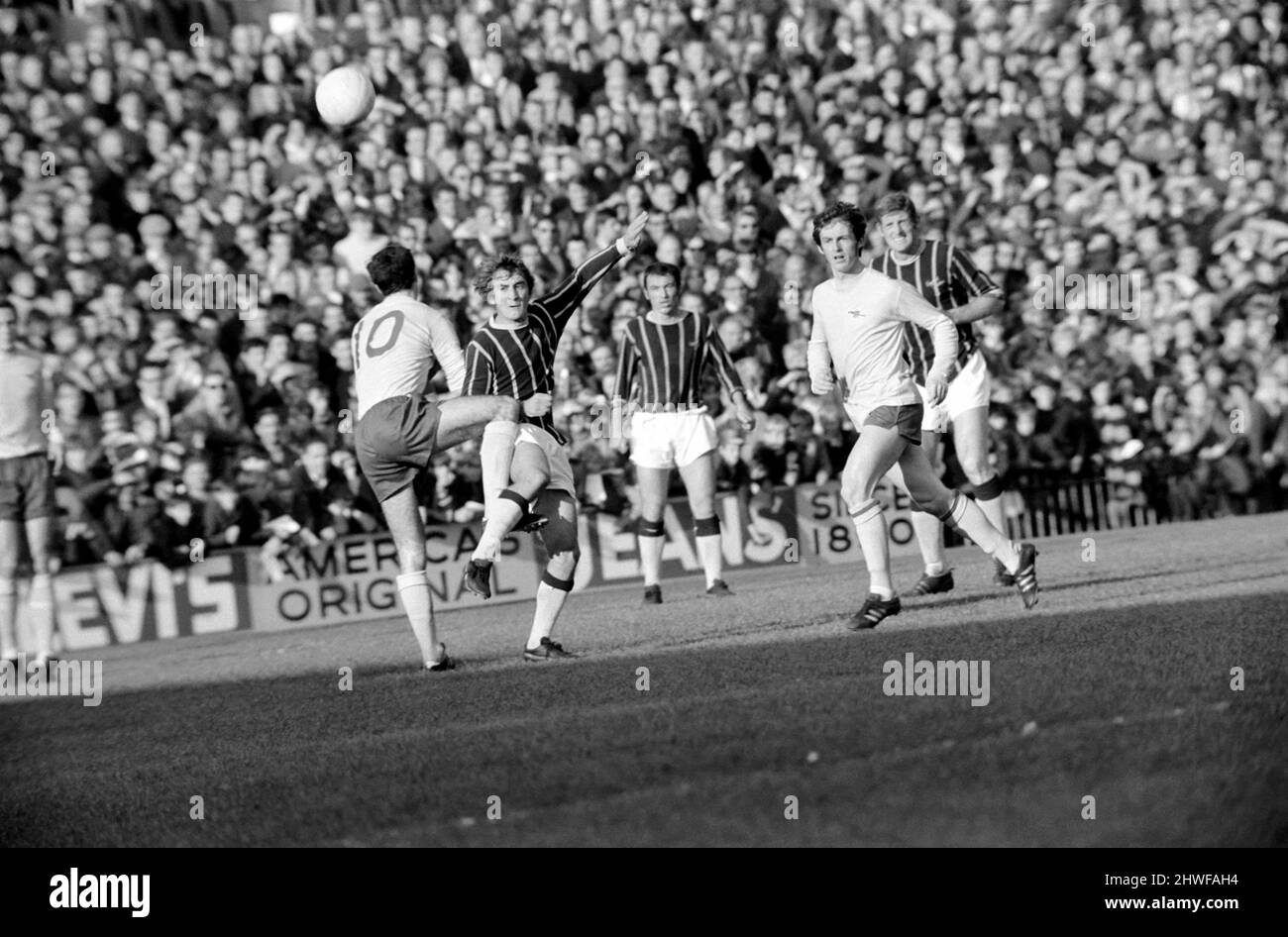 Sport: Fußball: Crystal Palace v. Arsenal. Arsenal-Stürmer George Graham tackelt Palace auf halber Rückseite Payne. November 1969 Z10529 Stockfoto