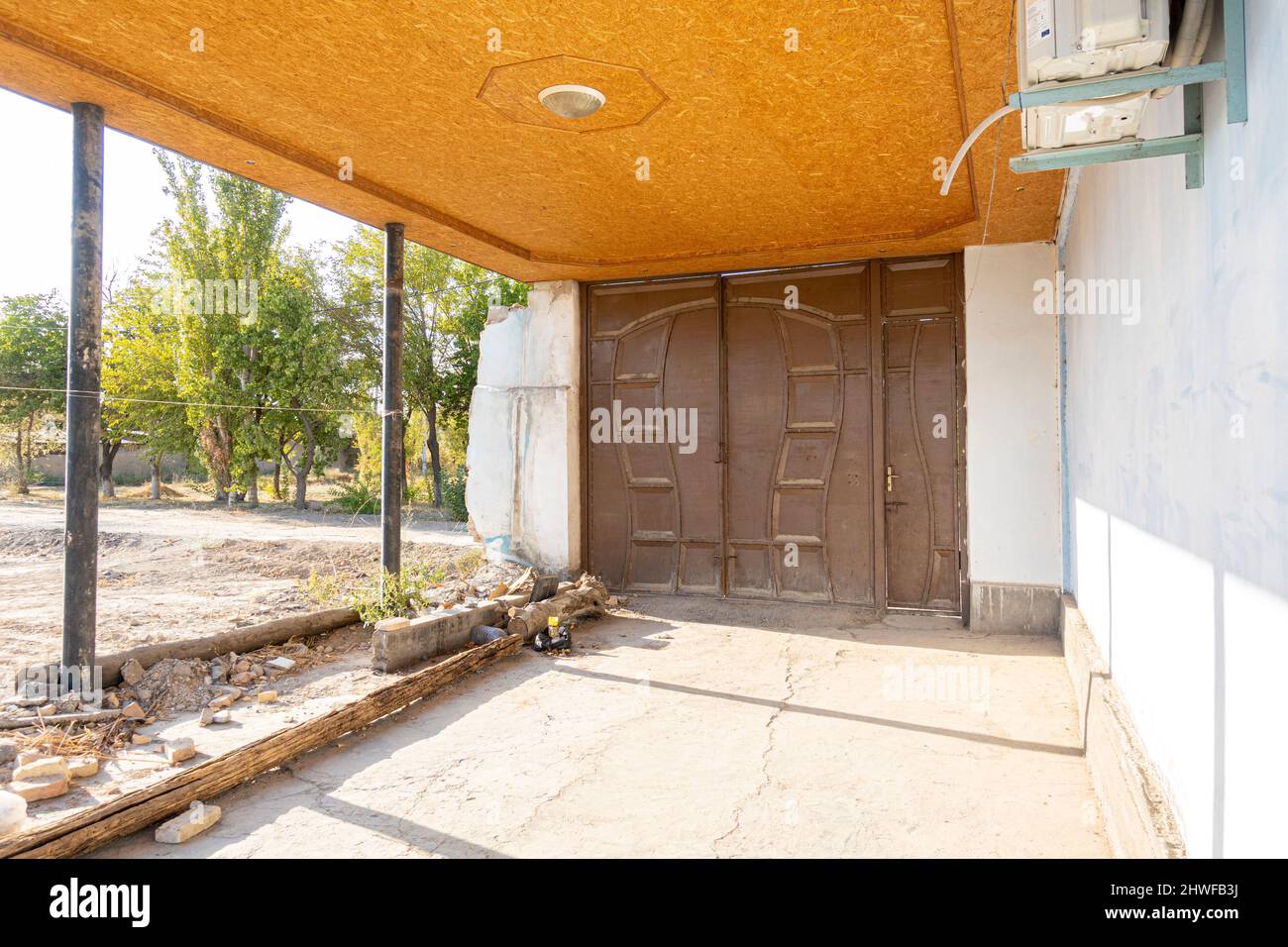 Abgerissene Wand in der Garage Bau, rustikal in Turkistan, Kaakhstan Stockfoto