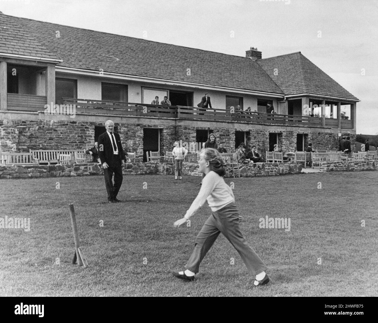 Brecon Beacons Mountain Center, Brecon, Powys, Mid Wales, Donnerstag, 3.. September 1970. Kinder, die spielen, während Besucher die Aussicht genießen. Stockfoto