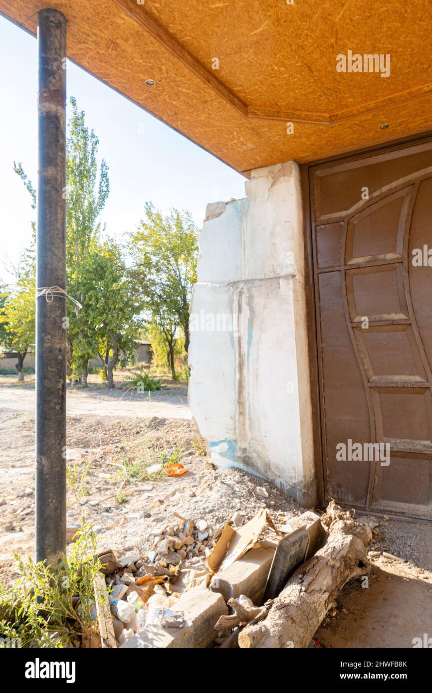 Abgerissene Wand in der Garage Bau, rustikal in Turkistan, Kaakhstan Stockfoto