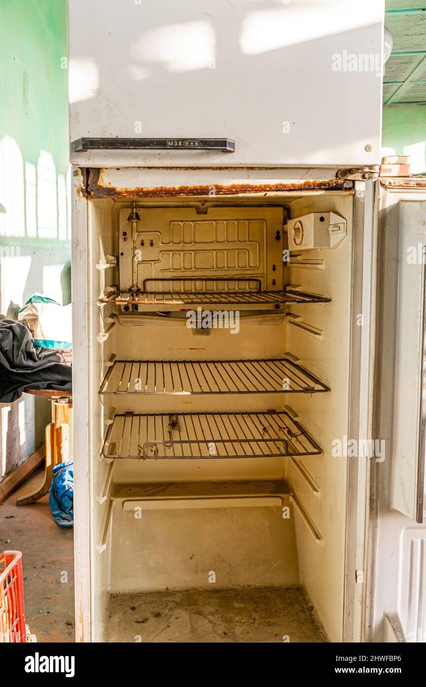 Alte leere sowjetische MZH-Kühlschrank. Offener, leerer, vernachlässigter  Kühlschrank, der nicht funktioniert Stockfotografie - Alamy