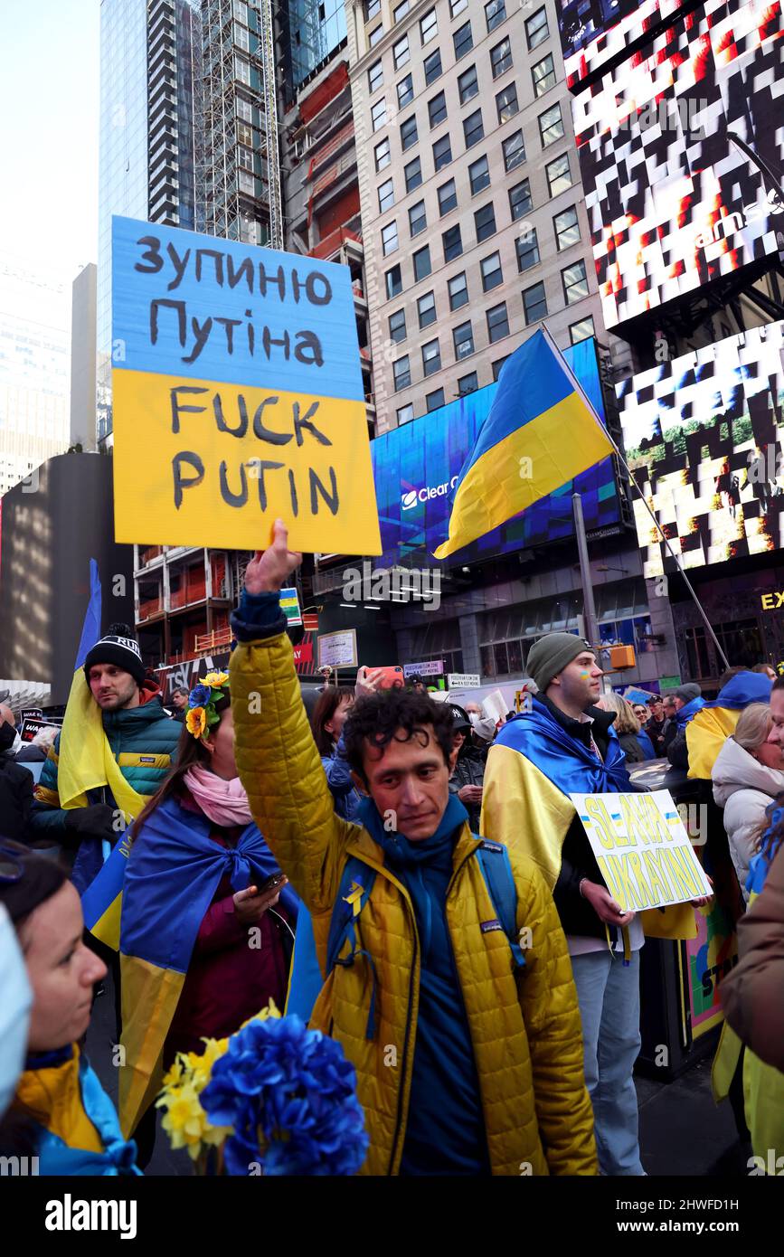 New York, USA. New York City, New York, Vereinigte Staaten: Demonstranten protestieren gegen die Invasion Russlands in die Ukraine. 5.. März 2022. Bei einer Kundgebung auf dem New Yorker Times Square heute Nachmittag. Quelle: Adam Stoltman/Alamy Live News Stockfoto