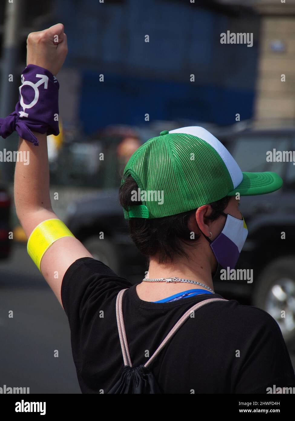 Lima, Peru. 05. März 2022. Mädchen trägt einen Trans-Schal auf ihrem Arm, als Hunderte von Frauen aus feministischen und sympathischen Gruppen auf die Straße in Lima gehen und im Rahmen der Aktivitäten für die Feierlichkeiten zum Internationalen Frauentag in Peru um ihre Rechte bitten.Quelle: Fotoholica Press Agency/Alamy Live News Stockfoto