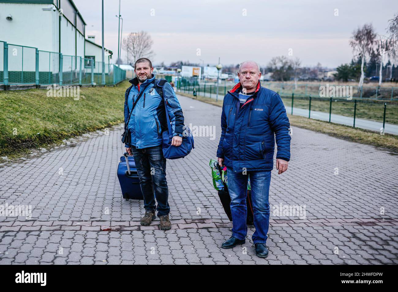 Viktor und sein Kollege kehren in ihr Heimatland Ukraine zurück, um sich der Armee anzuschließen und gegen die russische Invasion zu kämpfen. Polnisch-ukrainischer Grenzübergang in Medyka. Seit Beginn der russischen Invasion in der Ukraine sind rund 700.000 Menschen nach Polen geflohen, um dem Krieg zu entkommen. Trotz erheblicher Fehlinformationen und isolierter Vorfälle werden ukrainische Flüchtlinge mit Empathie, Hilfe und Verständnis begrüßt, aber viele humanitäre Experten deuten darauf hin, dass bei einem so großen Zustrom von Menschen in wenigen Wochen eine Krise eintreten könnte. (Foto von Filip Radwanski/SOPA Images/Sipa USA) Stockfoto