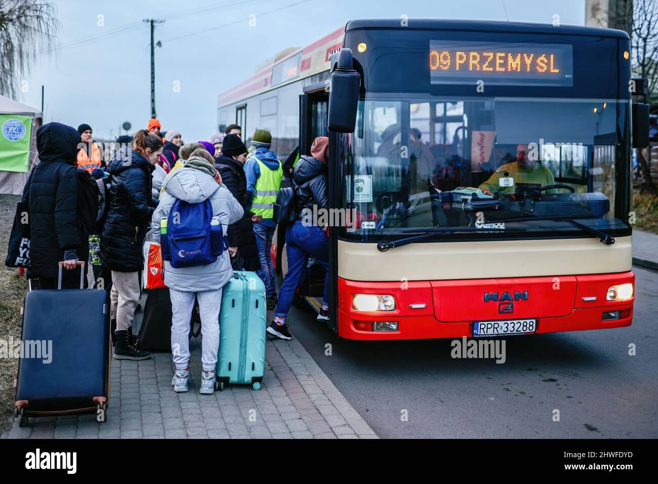 Medyka, Karpatenland, Polen. 3. März 2022. Ukrainer, die vor der russischen Invasion flohen, sahen in einem Bus einsteigen.Polnisch-ukrainischer Grenzübergang in Medyka. Seit Beginn der russischen Invasion in der Ukraine sind rund 700.000 Menschen nach Polen geflohen, um dem Krieg zu entkommen. Trotz erheblicher Fehlinformationen und isolierter Vorfälle werden ukrainische Flüchtlinge mit Empathie, Hilfe und Verständnis begrüßt, aber viele humanitäre Experten deuten darauf hin, dass bei einem so großen Zustrom von Menschen in wenigen Wochen eine Krise eintreten könnte. (Bild: © Filip Radwanski/SOPA Images via ZUMA Press Wire) Stockfoto