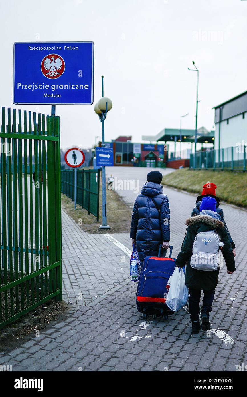 Medyka, Karpatenland, Polen. 3. März 2022. Man sieht, wie eine ukrainische Frau mit ihren beiden Kindern in die Ukraine zurückkommt. Sie wurde gezwungen, zurückzukommen, weil sie Gefahr bestand, ihren Job in Lemberg zu verlieren.Polnisch-ukrainischer Grenzübergang in Medyka. Seit Beginn der russischen Invasion in der Ukraine sind rund 700.000 Menschen nach Polen geflohen, um dem Krieg zu entkommen. Trotz erheblicher Fehlinformationen und isolierter Vorfälle werden ukrainische Flüchtlinge mit Empathie, Hilfe und Verständnis begrüßt, aber viele humanitäre Experten deuten darauf hin, dass bei einem so großen Zustrom von Menschen in wenigen Wochen eine Krise eintreten könnte. Stockfoto