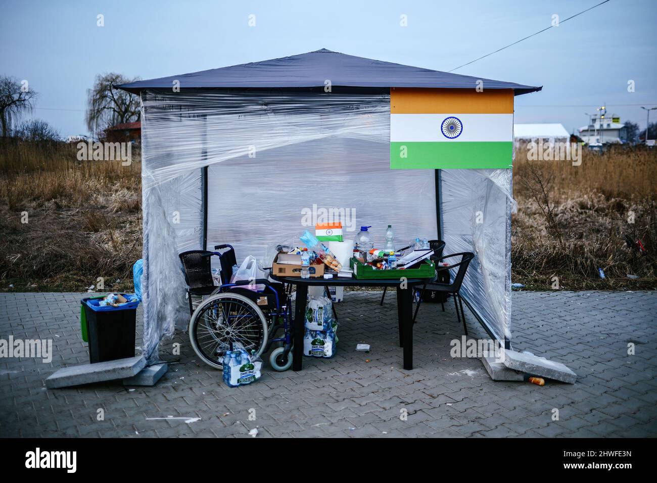 Medyka, Karpatenland, Polen. 3. März 2022. Überreste einer vom Konsulat Indiens organisierten Hilfstation.Grenzübergang Polnisch-Ukrainisch in Medyka. Seit Beginn der russischen Invasion in der Ukraine sind rund 700.000 Menschen nach Polen geflohen, um dem Krieg zu entkommen. Trotz erheblicher Fehlinformationen und isolierter Vorfälle werden ukrainische Flüchtlinge mit Empathie, Hilfe und Verständnis begrüßt, aber viele humanitäre Experten deuten darauf hin, dass bei einem so großen Zustrom von Menschen in wenigen Wochen eine Krise eintreten könnte. (Bild: © Filip Radwanski/SOPA Images via ZUMA Press Wire) Stockfoto