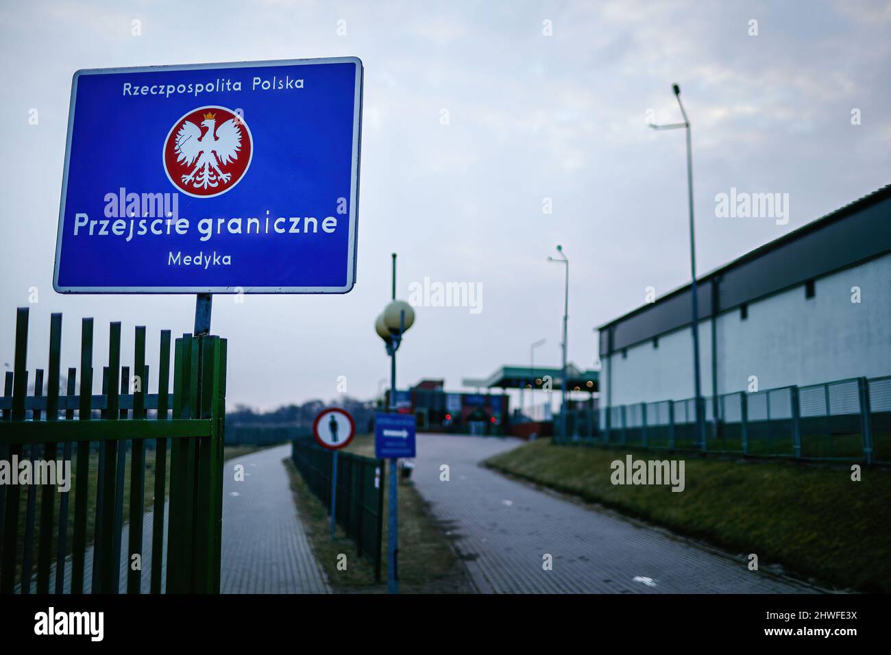 Medyka, Karpatenland, Polen. 3. März 2022. Ein Schild mit der Aufschrift „'Republik Polen. Grenzübergang Medyka''.Polnisch-ukrainischer Grenzübergang in Medyka. Seit Beginn der russischen Invasion in der Ukraine sind rund 700.000 Menschen nach Polen geflohen, um dem Krieg zu entkommen. Trotz erheblicher Fehlinformationen und isolierter Vorfälle werden ukrainische Flüchtlinge mit Empathie, Hilfe und Verständnis begrüßt, aber viele humanitäre Experten deuten darauf hin, dass bei einem so großen Zustrom von Menschen in wenigen Wochen eine Krise eintreten könnte. (Bild: © Filip Radwanski/SOPA Images via ZUMA Press Wire) Stockfoto