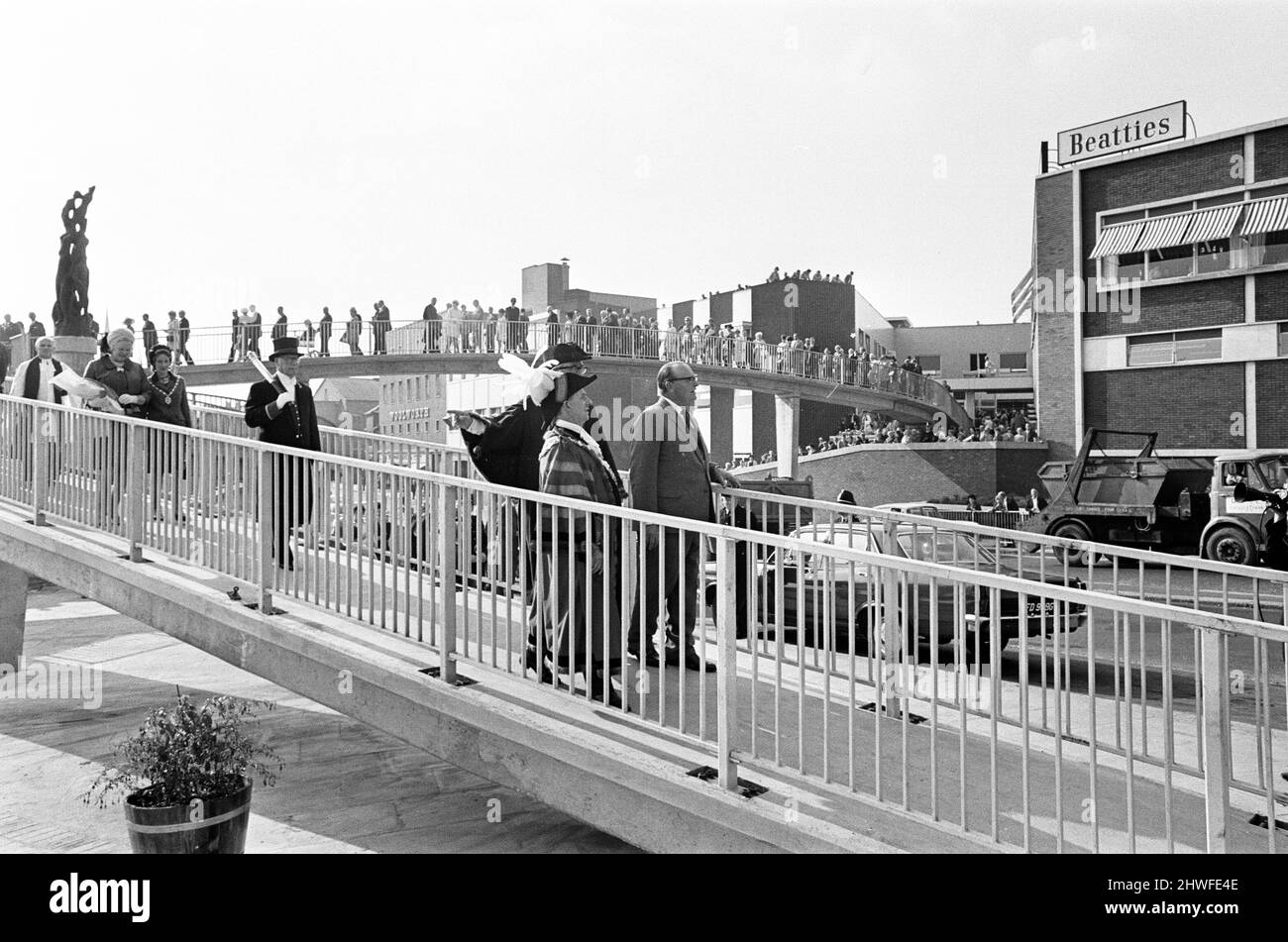 Die Sir Winston Spencer Churchill Memorial-Leinwand, enthüllt von Viscount Cobham anlässlich der Fertigstellung des Einkaufsviertels, Dudley, Worcestershire, Montag, 8.. September 1969. Stockfoto