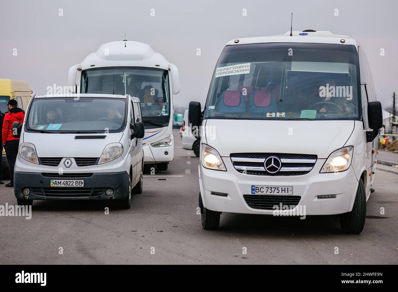 Medyka, Karpatenland, Polen. 3. März 2022. Busfahrer warten darauf, die Grenze zu überqueren, täglich fahren die meisten von ihnen mehrmals am Tag, um möglichst viele Menschen aus der Konfliktzone zu holen.polnisch-ukrainischer Grenzübergang in Medyka. Seit Beginn der russischen Invasion in der Ukraine sind rund 700.000 Menschen nach Polen geflohen, um dem Krieg zu entkommen. Trotz erheblicher Fehlinformationen und isolierter Vorfälle werden ukrainische Flüchtlinge mit Empathie, Hilfe und Verständnis begrüßt, aber viele humanitäre Experten deuten darauf hin, dass bei einem so großen Zustrom von Menschen eine Krise zu einer katastrophe führen könnte Stockfoto